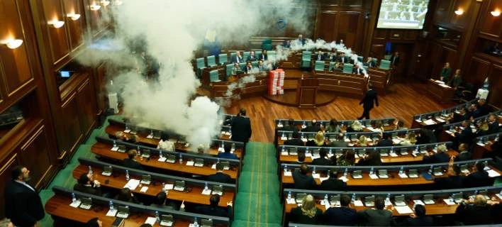 Χαοτικές σκηνές στη βουλή του Κοσόβου – Πέταξαν δακρυγόνα! (εικόνες, βίντεο)